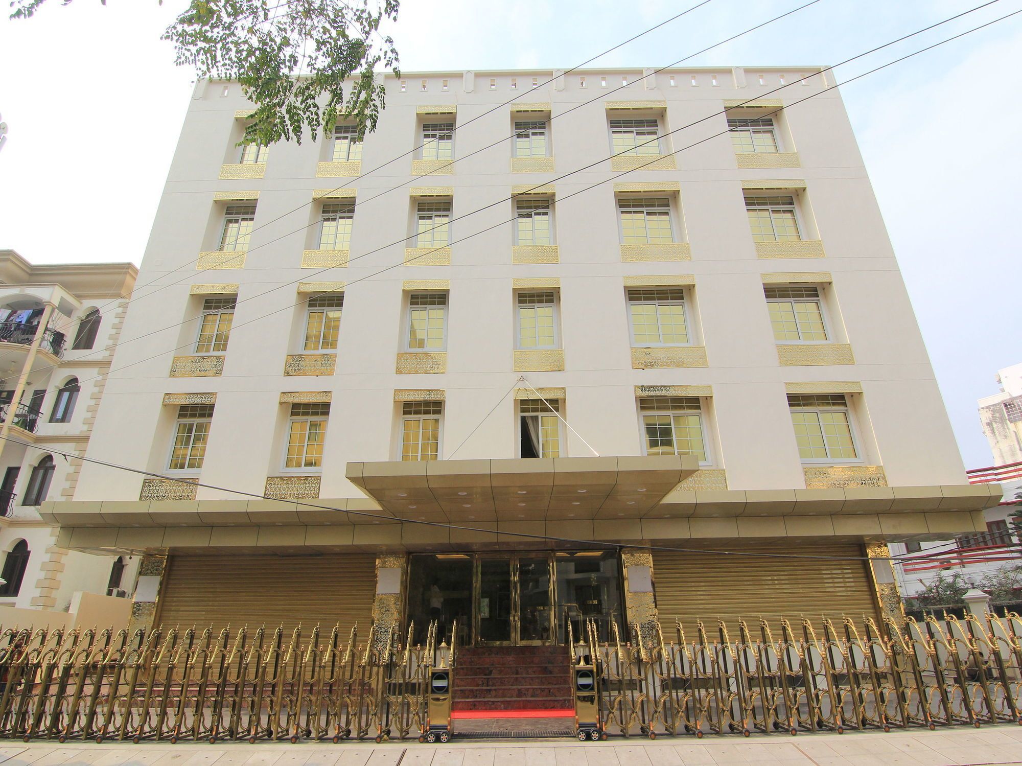 Oyo 11956 Galaxy Grand Hotel Лакнау Екстериор снимка